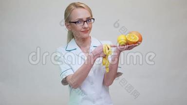 <strong>营养学家</strong>医生健康的生活方式概念-持有橙子、葡萄柚和柠檬水果